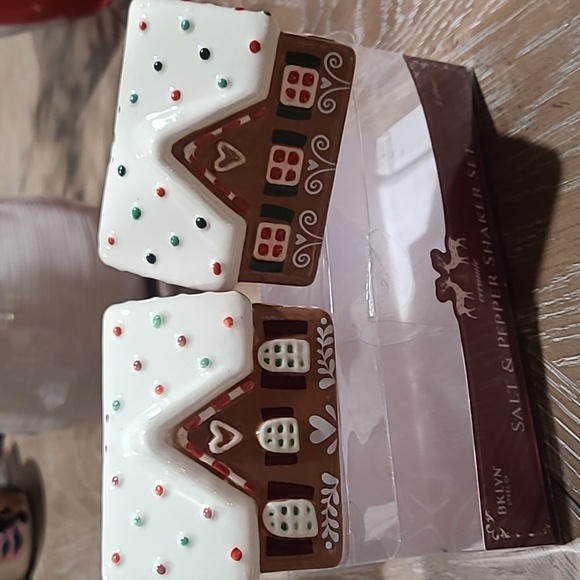 Gingerbread salt and pepper shakers - Picture 3 of 5
